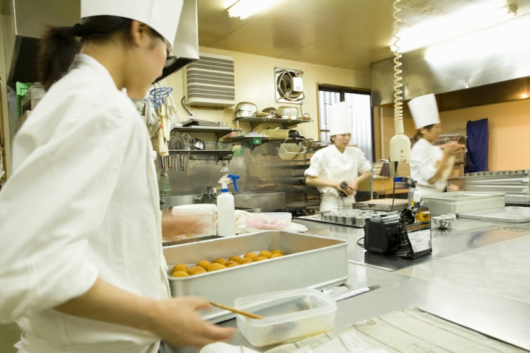 飲食業界や宿泊業界はなぜ人手不足?その理由と解消するための対策